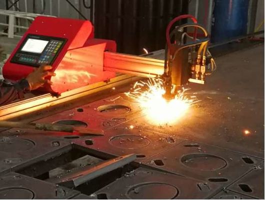Машина кислородной резки CNC портативная, машина светлого Поляка для того чтобы отрезать базовую платину светлого Поляка